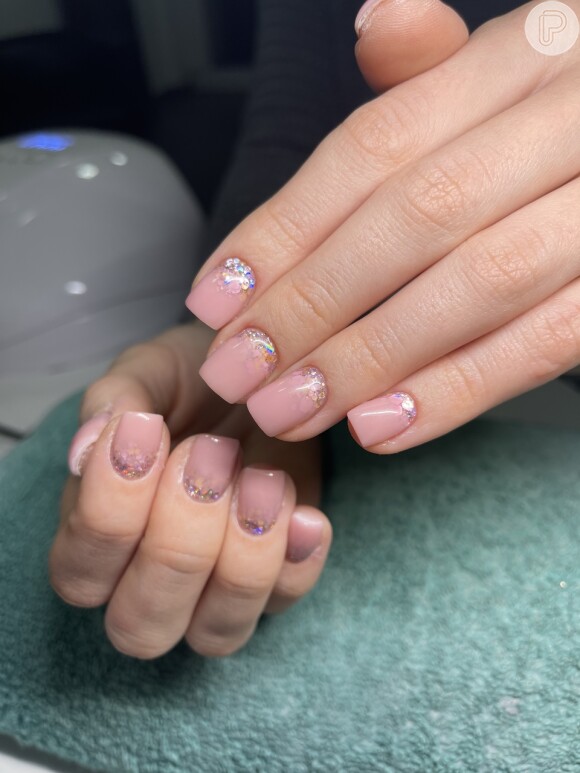 O brilho também pode marcar presença na nail art minimalista: que tal essa francesinha invertida com glitter?