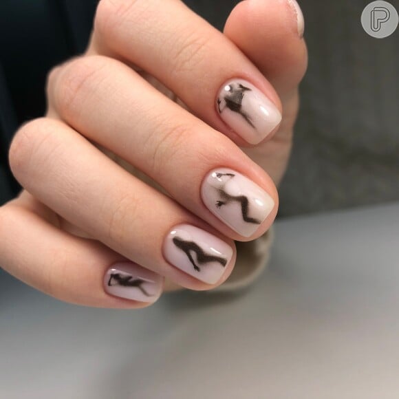 Nail art minimalista com esmalte escuro e degradê: essa nail art abstrata vai surpreender
