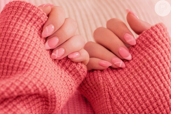 Unhas decoradas em rosa suave, linhas e francesinha: diferetnes estilos de nail art se combinam nessa versão