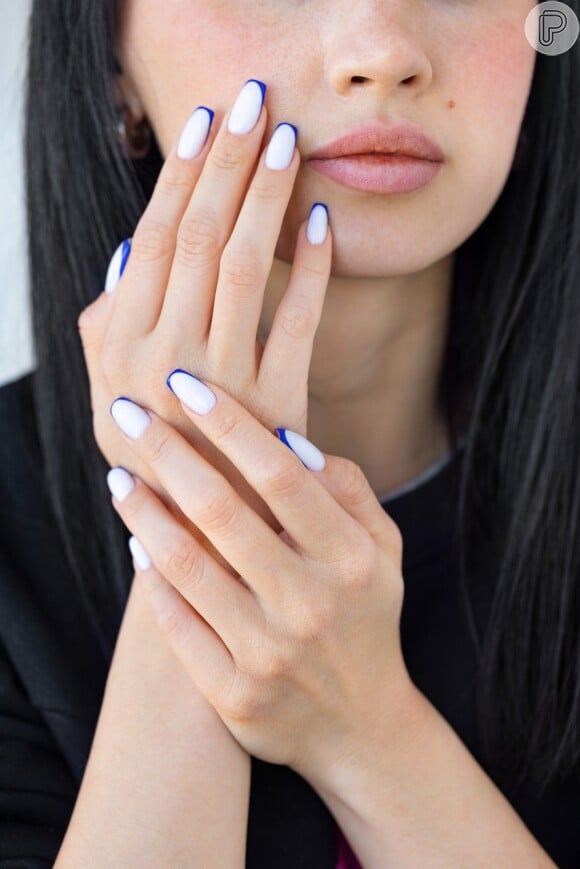 Unhas francesinhas bem finas estão na moda: essa versão traz a nail art em azul