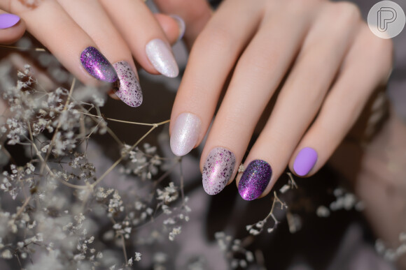 O roxo é outra cor vibrante que pode compôr nail arts minimalistas com estilo