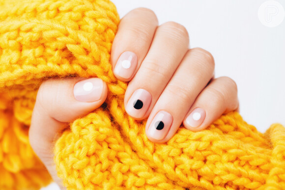 Nail art minimalista com bolinhas: esse formato gráfico fica descolado e fácil de fazer em casa