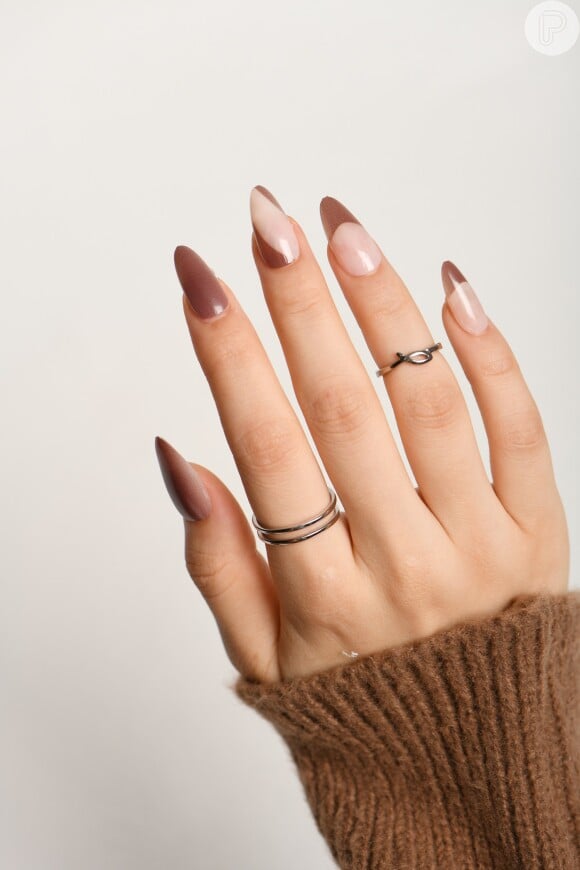 O marrom é uma cor sóbria e perfeita para motivos minimalistas nas unhas