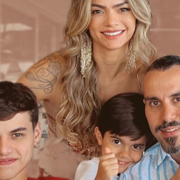 Kelly Key postou foto com a família e web apontou indireta para briga de Maíra Cardi e Latino