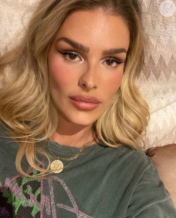 Yasmin Brunet postou a foto de calcinha e sutiã na web com um timing um tanto quanto curioso