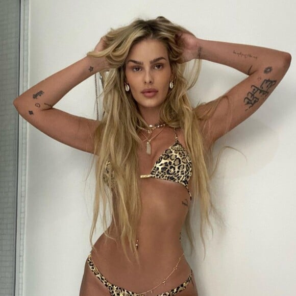Corpo bronzeado de Yasmin Brunet rouba a cena na web
