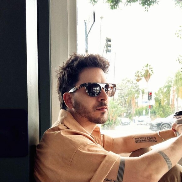 Junior Lima participou de vários projetos após o fim de Sandy e Junior, mas nunca havia se lançado como artista solo