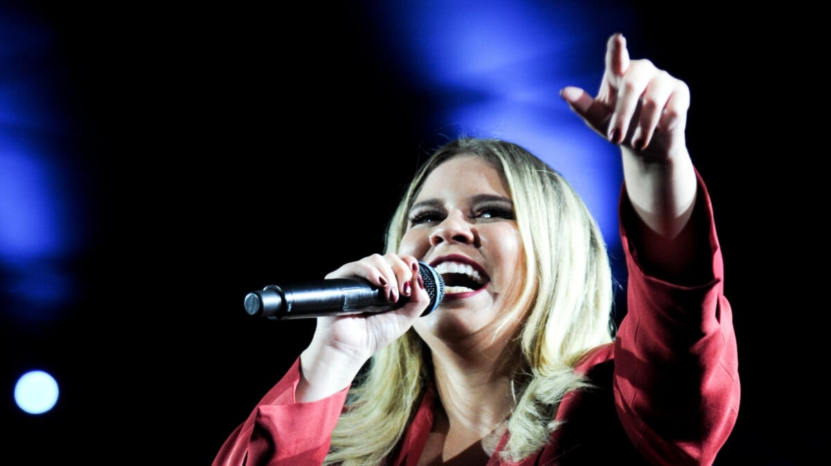 Vídeo: Mãe de Marília Mendonça canta com família de Cristiano