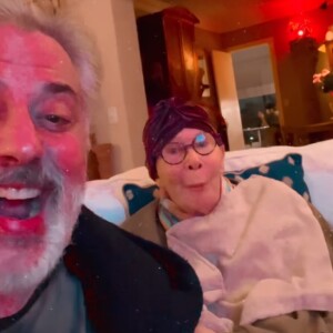 Rita Lee teve a companhia do marido, Roberto de Carvalho, para assistir ao 'Altas Horas' em sua homenagem