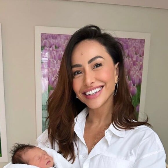 Sabrina Sato foi conhecer o seu sobrinho Arthur, filho de Karin Sato