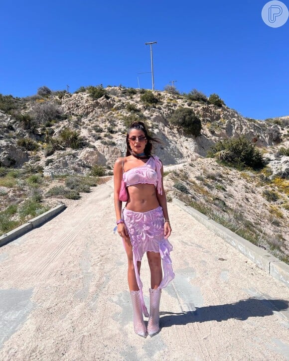 Look rosa de Hariany Almeida no Coachella tinha botas western com brilho