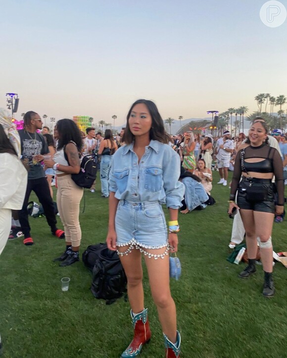 Total jeans e western boots: o look de Aimee Song reúne tendências de moda no Coachella 2023