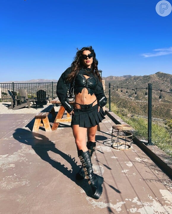 Total black no Coachella 2023: Hariany Almeida escolheu minissaia plissada e lingerie à mostra com a cor