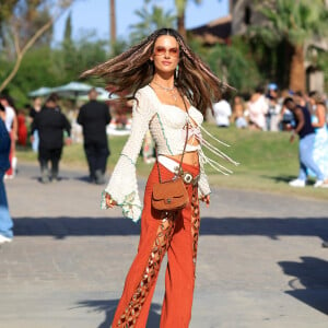 O mood boho foi protagonista desse look de Alessandra Ambrosio no Coachella 2023