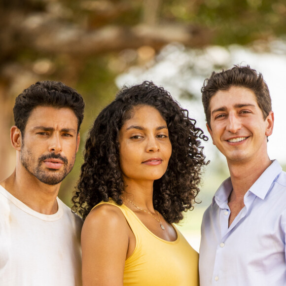 Aline (Barbara Reis) desperta o interesse nos irmãos Daniel (Johnny Massaro) e Caio (Cauã Reymond) na novela 'Terra e Paixão'