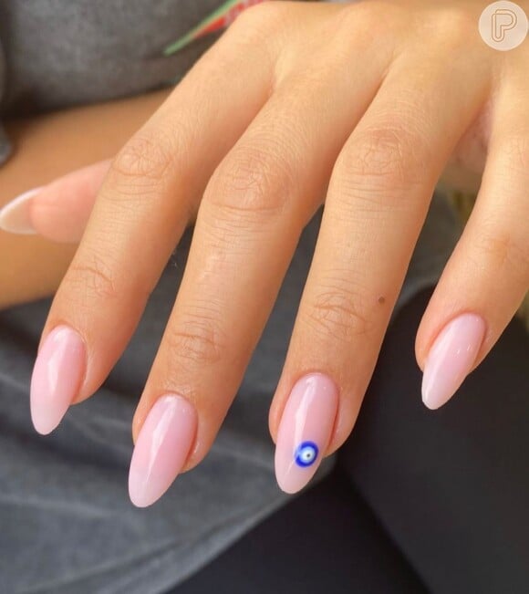 Unhas decoradas e minimalistas: essa versão traz o olho grego de um jeito delicado