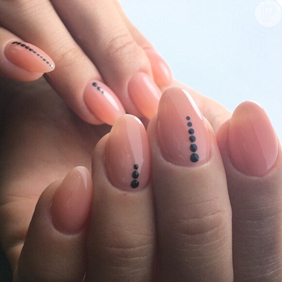 O esmalte nude é um dos mais usados para a nail art minimalista
