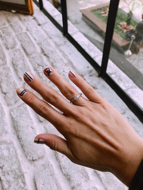 As nail arts geométricas são favoritas de quem ama o estilo minimalista