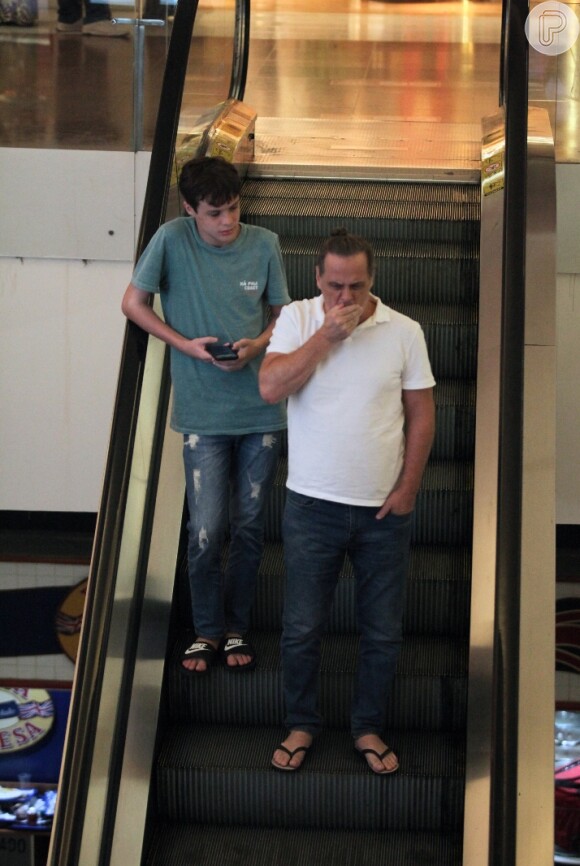 Guilherme Fontes foi fotografado com o filho mais novo em um shopping do Rio
