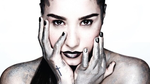 Demi Lovato aparece pintada de prata na capa de seu novo CD