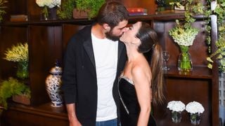 'Vida normal de casado': Rafael Vitti espanta rumor de crise em relação com Tatá Werneck e beija atriz em lançamento de novela