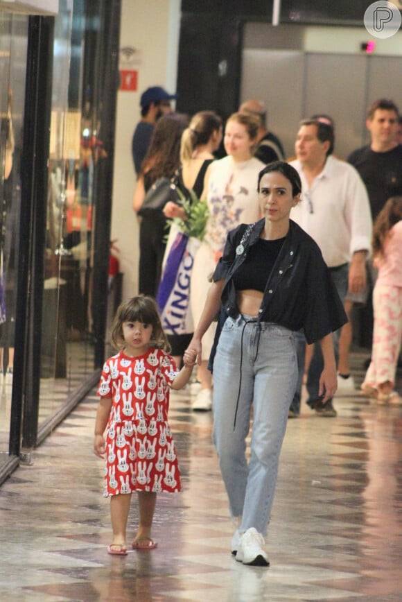 Tatá Werneck foi vista passeando com a filha em shopping do Rio