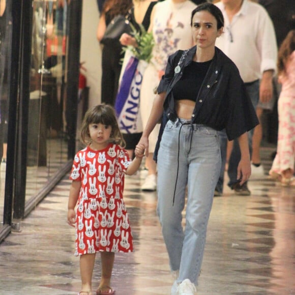 Tatá Werneck foi vista passeando com a filha em shopping do Rio