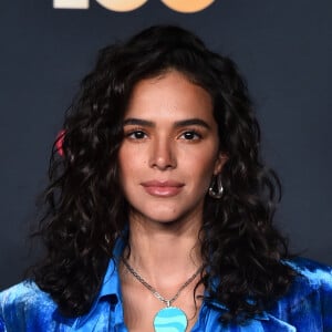 Bruna Marquezine aliou terno, camisa de botão e calça de cintura alta em look