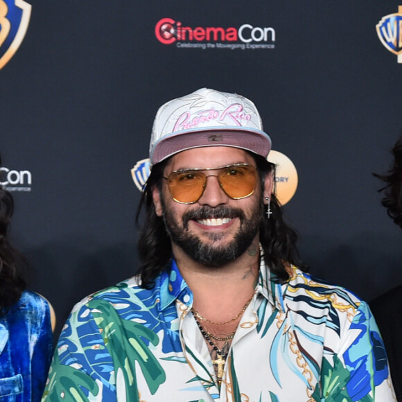 Bruna Marquezine e Xolo Maridueña posam com Angel Manuel Soto, diretor de 'Besouro Azul'