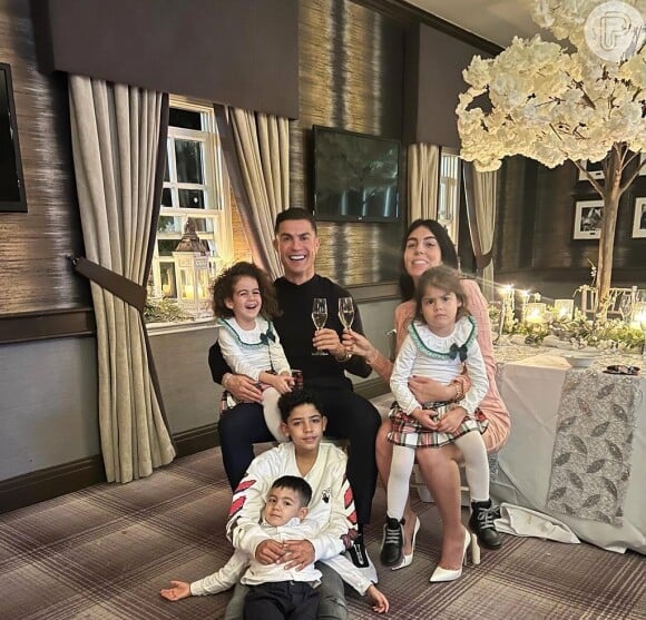 Mulher de Cristiano Ronaldo, Georgina Rodriguez embarcou com os seus dois filhos com o jogador e os três enteados para Madrid, reforçando que casamento está em crise