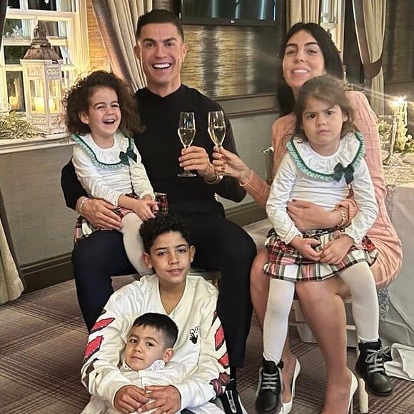 Mulher de Cristiano Ronaldo, Georgina Rodriguez embarcou com os seus dois filhos com o jogador e os três enteados para Madrid, reforçando que casamento está em crise