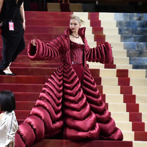 Gigi Hadid surgiu com look puffer vinho no MET Gala 2022