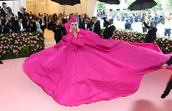 MET Gala 2019: Lady Gaga atraiu holofotes com look extravagante cor de rosa