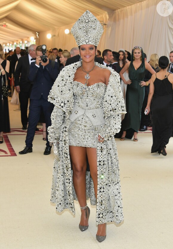 No MET Gala de 2017, Rihanna surgiu com look rico em pedrarias e chapéu de bispo