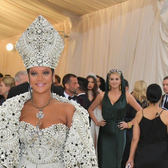 No MET Gala de 2017, Rihanna surgiu com look rico em pedrarias e chapéu de bispo