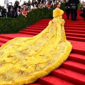 MET Gala 2014: Rihanna atraiu holofotes com look amarelo