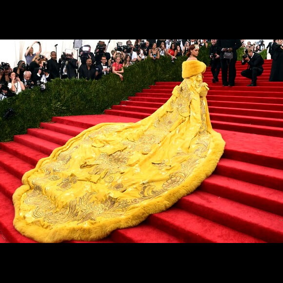 MET Gala 2014: Rihanna atraiu holofotes com look amarelo