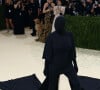 Kim Kardashian se cobriu por completo no MET Gala 2021: nem o rosto ficoiu de fora