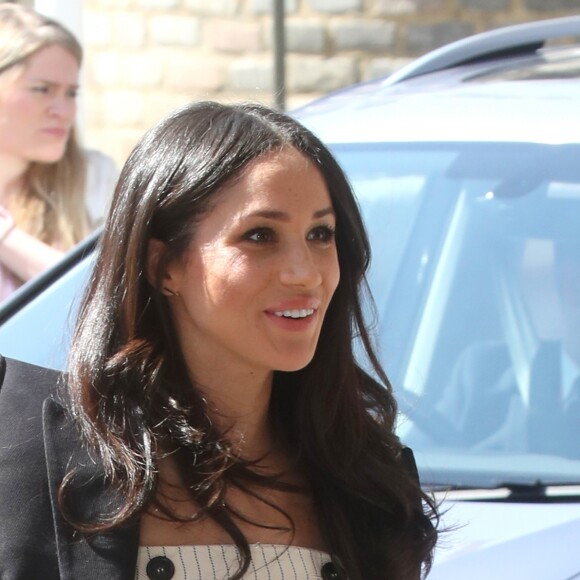 Meghan Markle aparece com visual diferente e com guardanapo de pano enfiado nos seios em foto íntima divulgada pela família