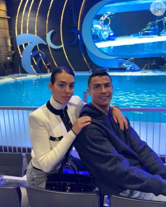 Cristiano Ronaldo e a mulher, Georgina Rodriguez, foram fotografados conversando com médico em hospital