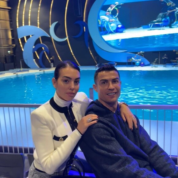 Cristiano Ronaldo e a mulher, Georgina Rodriguez, foram fotografados conversando com médico em hospital