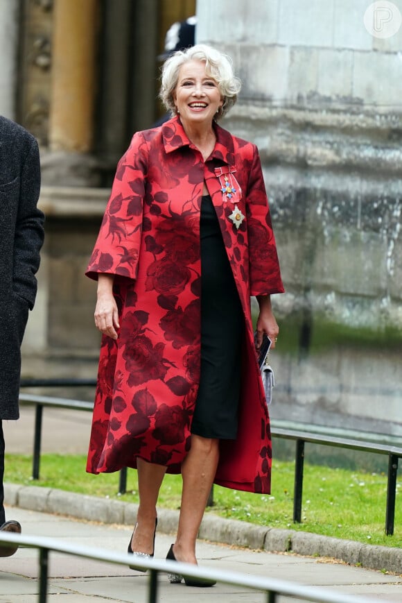 Emma Thompson apostou em um sobretudo vermelho e vestido preto para a coroação de Rei Charles III