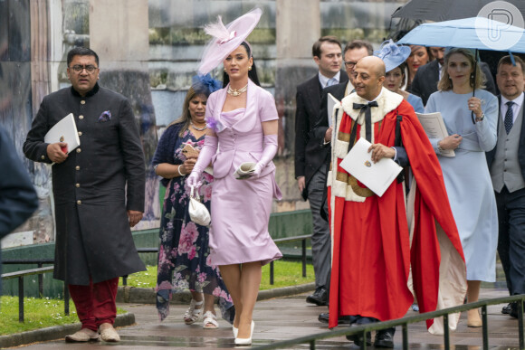 Kate Perry usou um look em tom lavanda e chamou atenção pelo chapéu coroação de Rei Charles III