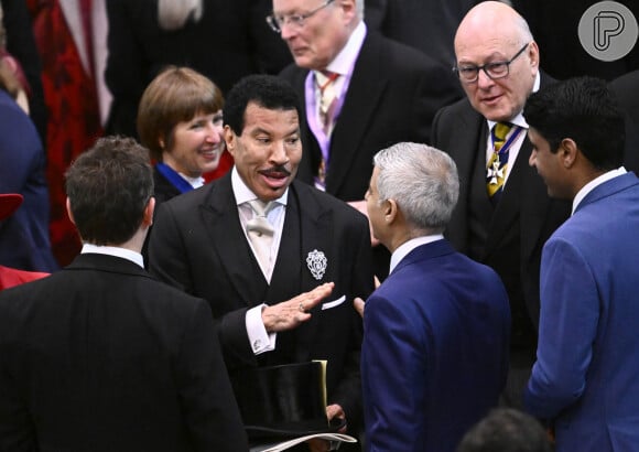 Para a coroação de Rei Charles III, Lionel Richie apostou em uma gravata prateada