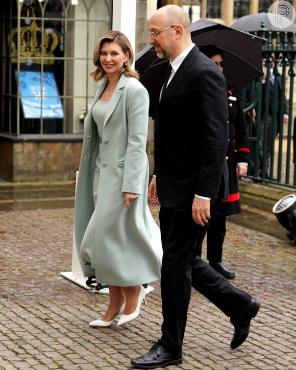 Na coroação de Rei Charles III, a primeira dama da Ucrânia Olena Zelenska também escolheu um tom claro e discreto. Na foto, o primeiro ministro daquele país Denys Shmyhal