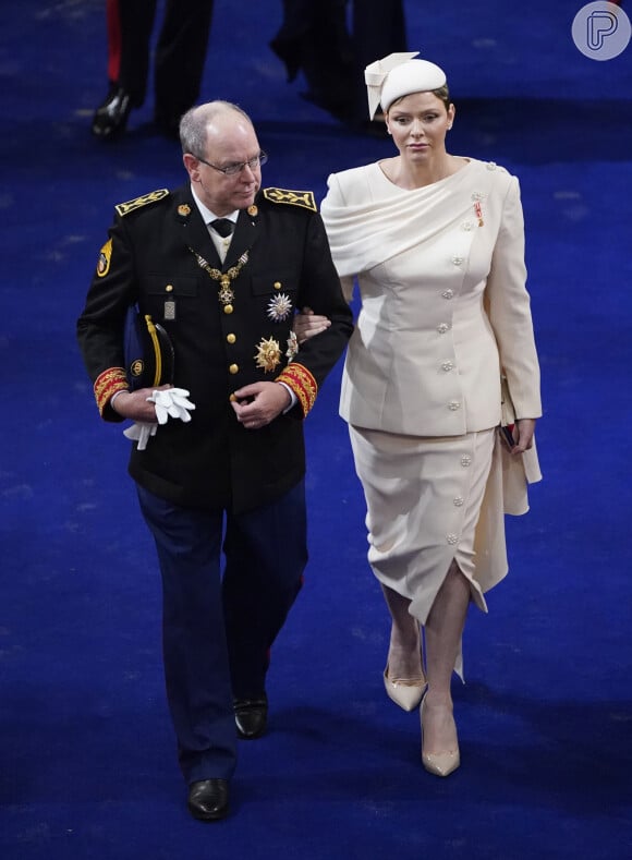 Na coroação de Rei Charles III, a princesa Charlene, de Mônaco, foi outra convidada a usar um tom claro no look. Na foto, acompanhada do príncipe Albert II