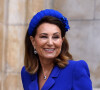Mãe de Kate Middleton, Carole Middleton também escolheu o azul para a coroação de Rei Charles III, sogro de sua filha