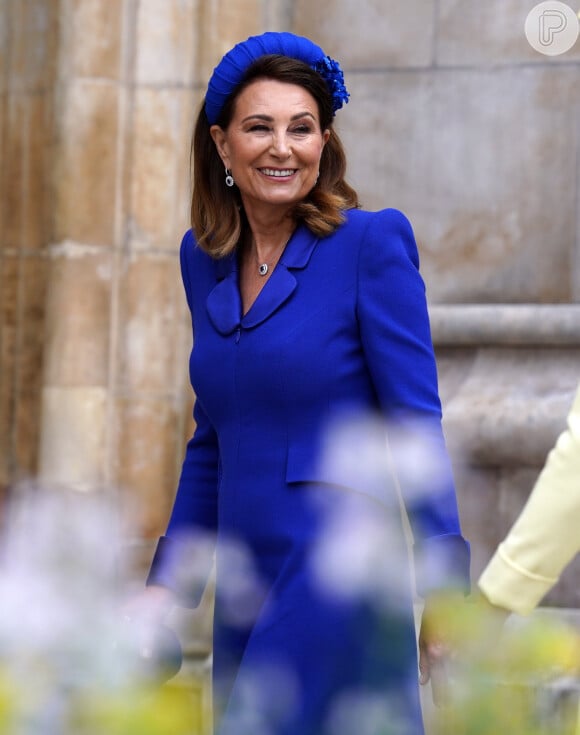 Mãe de Kate Middleton, Carole Middleton também escolheu o azul para a coroação de Rei Charles III, sogro de sua filha