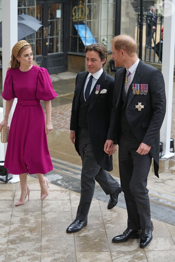 O príncipe Harry se encontrou com o casal princesa Beatrice e Edoardo Mapelli na coroação de Rei Charles III