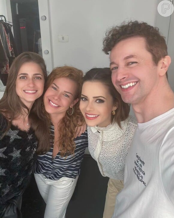 Fernanda Souza e a namorada, Eduarda Porto, assistiram ao musical de Lucas Lima